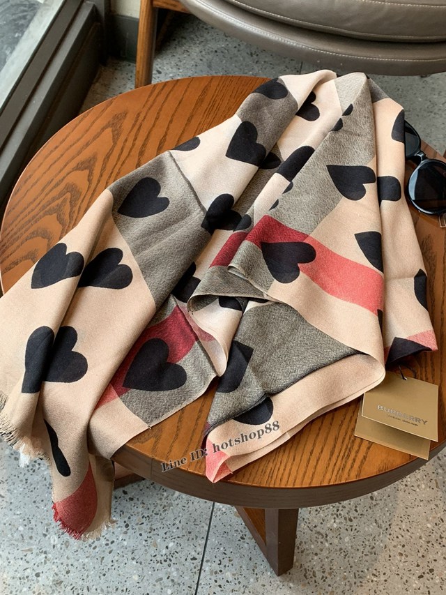 BURBERRY專櫃新款巴寶莉心型圖案羊絨圍巾 mmyj1630